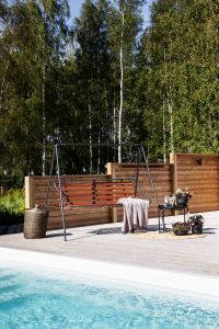 Puutarhakeinu Varax Suvisaari ruskea